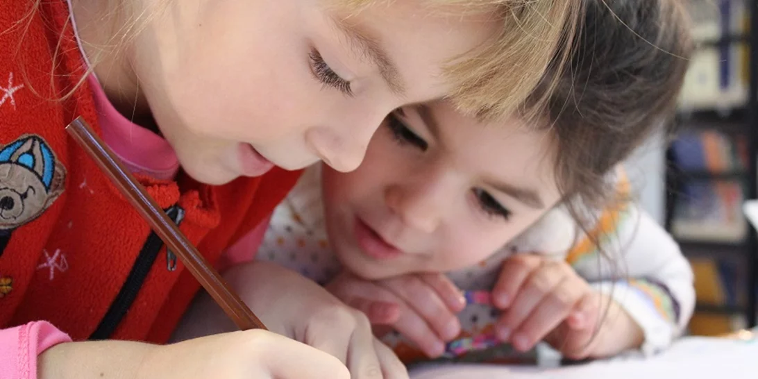 4 μύθοι που πιστεύουμε οι γονείς για τη σωστή εκμάθηση των αγγλικών