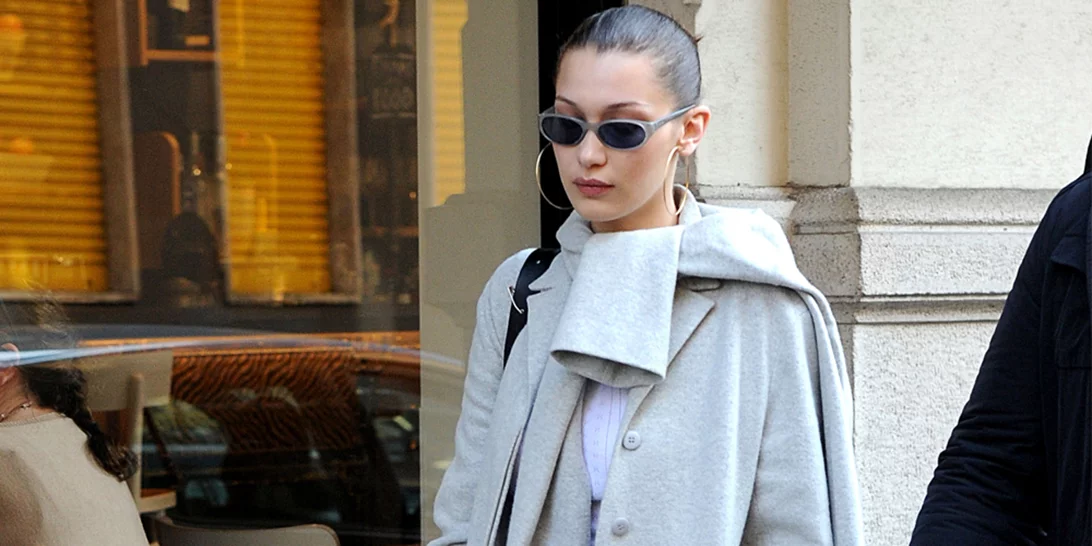 Bella Hadid | Δες πώς φόρεσε το denim suit (αν αγαπάς το τζιν, θα το λατρέψεις!)