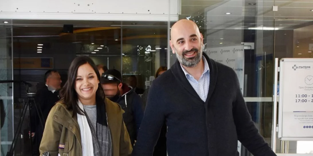 Κατερίνα Τσάβαλου | Η έξοδος από το μαιευτήριο & το τρυφερό φιλί στον σύζυγό της