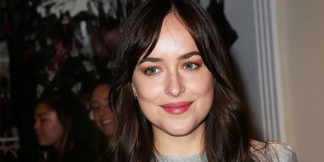 Dakota Johnson | Δες το party look της με baggy τζιν