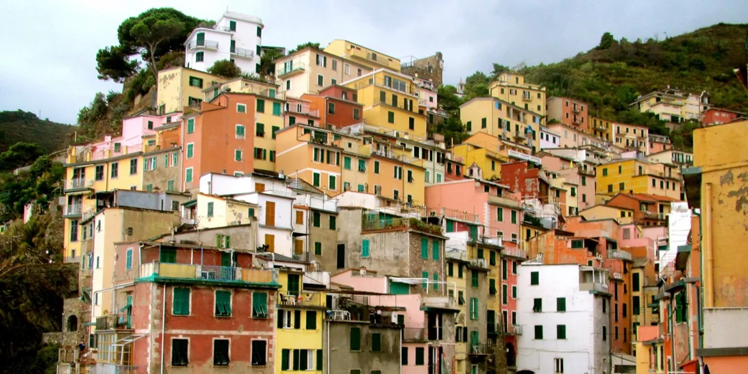 Γιατί οι Ιταλοί πουλάνε σπίτια στη Σαρδηνία με 1 ευρώ;