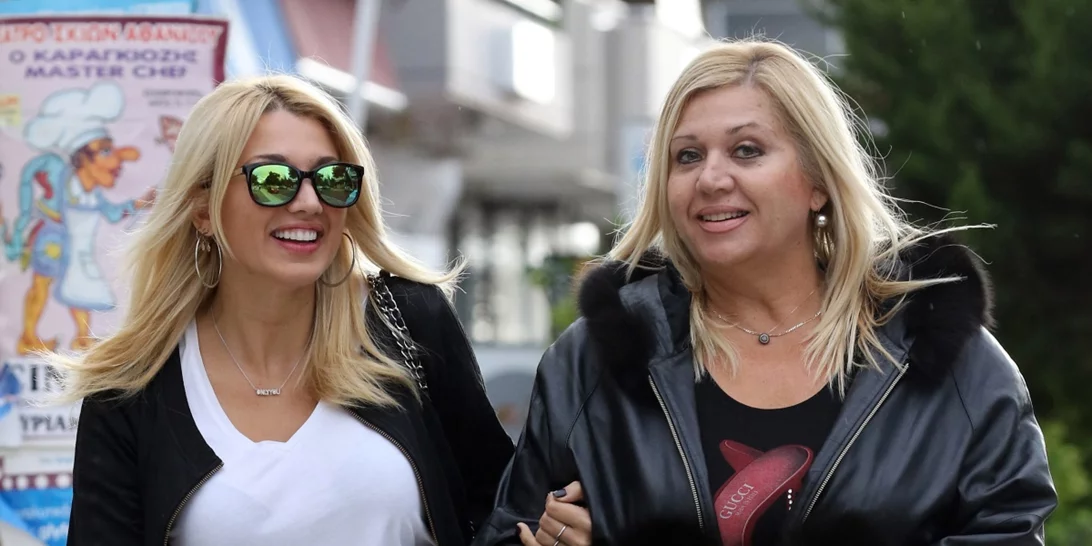 Κωνσταντίνα Σπυροπούλου: Χαλαρή βόλτα με τη μαμά της!