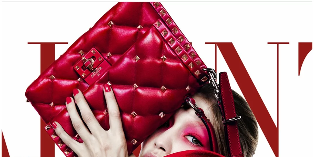 H Gigi Hadid μοιάζει πραγματικά αγνώριστη στη νέα ανοιξιάτικη καμπάνια του Valentino