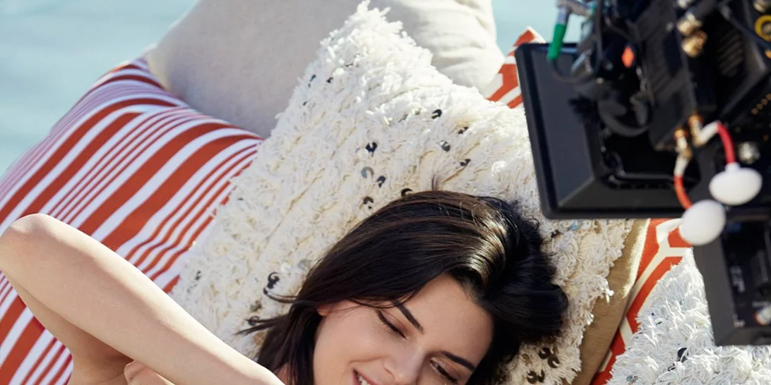 Kendall Jenner | Αγκαλιά με κουτάβια στην πιο cute καμπάνια της Άνοιξης!