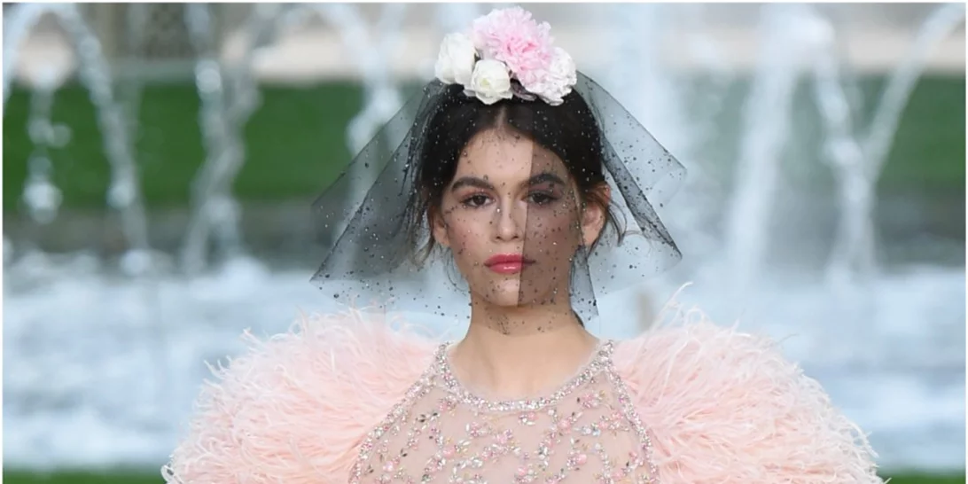 H Kaia Gerber έκανε τώρα το ντεμπούτο της (και) στην Υψηλή Ραπτική