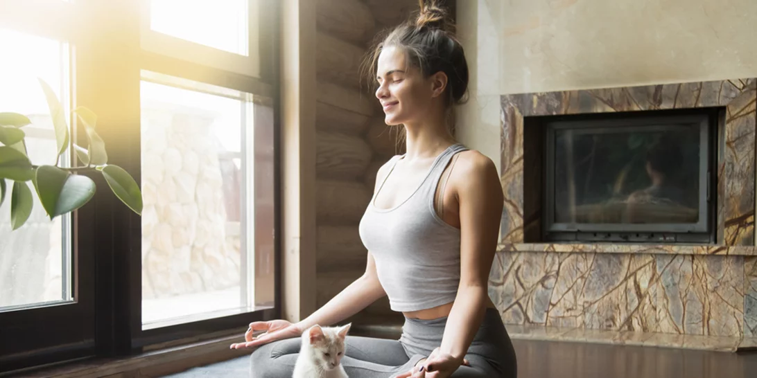 Δοκίμασε αυτό το yoga flow για να ξεκινήσεις δυνατά τη μέρα σου (ιδανική για κάθε επίπεδο!)