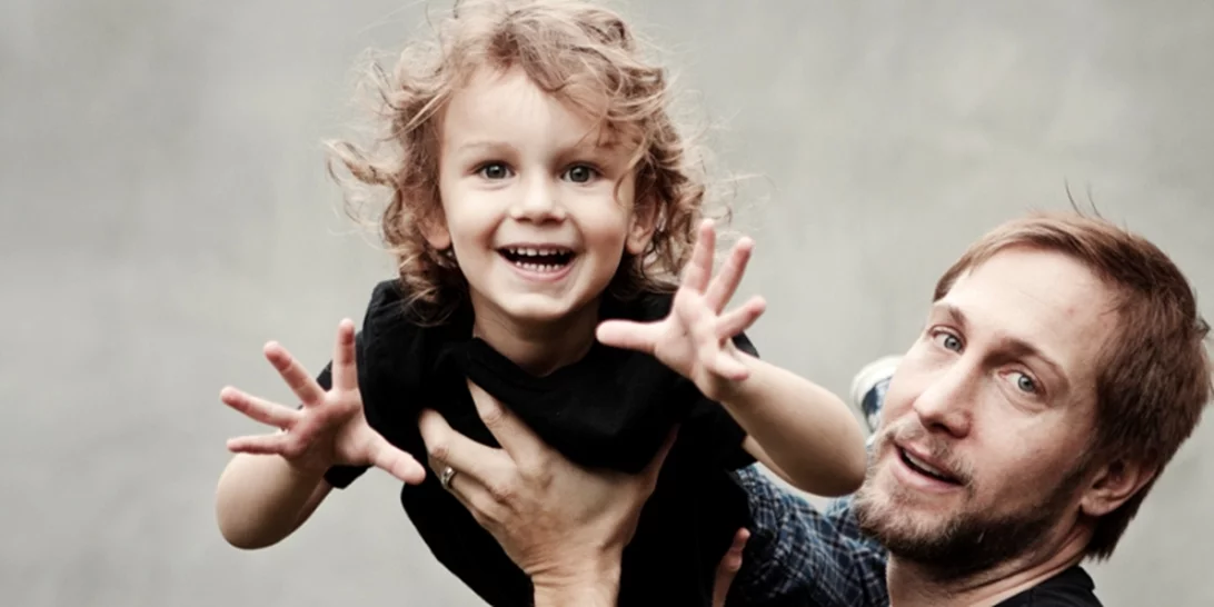 Πατέρας στο εξωτερικό – πώς είναι να μεγαλώνεις τα παιδιά σου μέσω skype