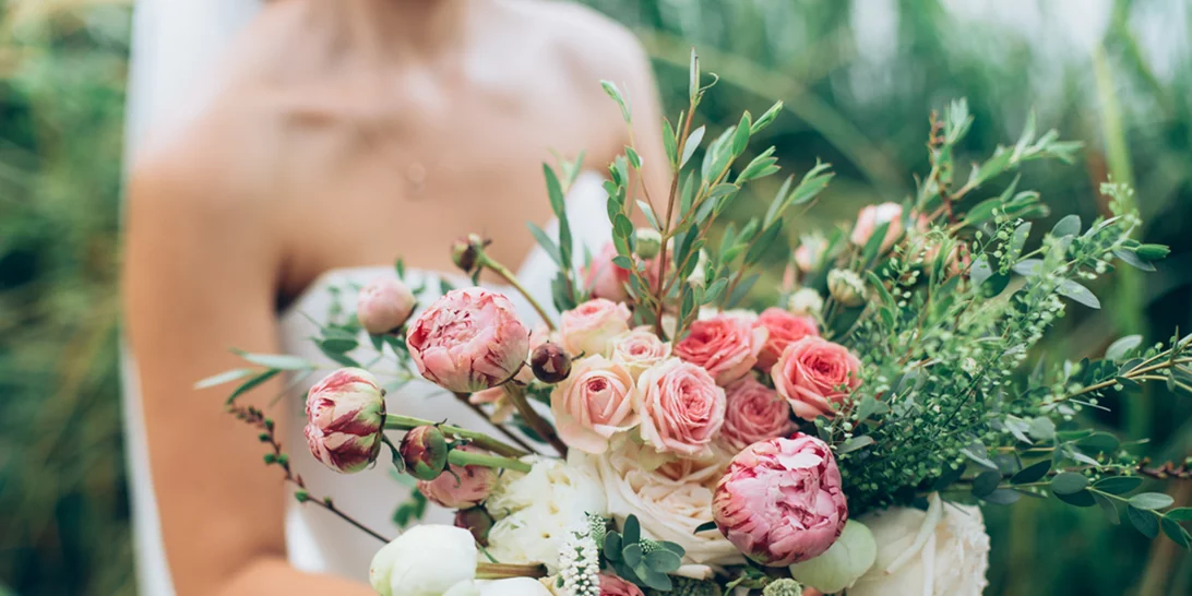 8 + 1 κρεμαστές ανθοδέσμες για να διαλέξεις στον γάμο σου