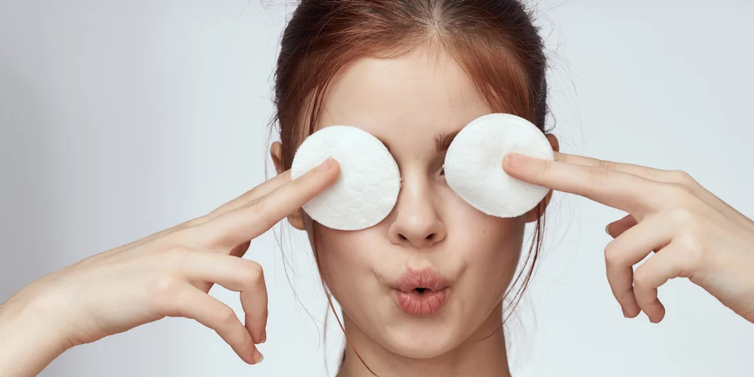 Η διαδικασία του ντεμακιγιάζ μέσα από τις πιο απλές και γρήγορες κινήσεις