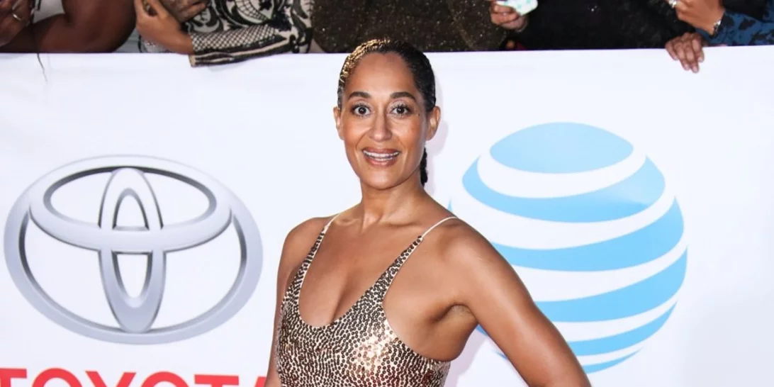 Tracee Ellis Ross | Ταίριαξε τη μάσκα της με το χρυσό φόρεμά της για τα Emmys