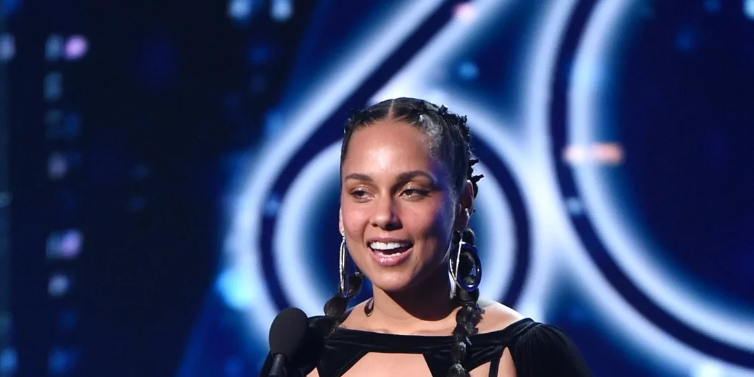 H Alicia Keys πάλι χωρίς μακιγιάζ στο κόκκινο χαλί και με το πιο απρόσμενο αξεσουάρ μαλλιών
