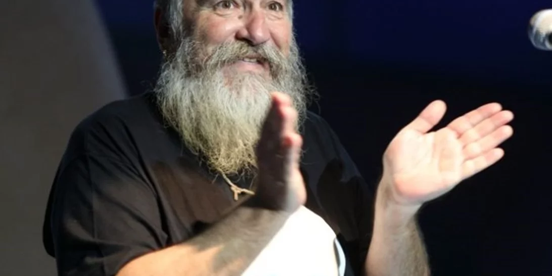 Την ημέρα που ο Τζίμης Πανούσης μού είπε ένα σουρεαλιστικό παραμύθι στο τηλέφωνο