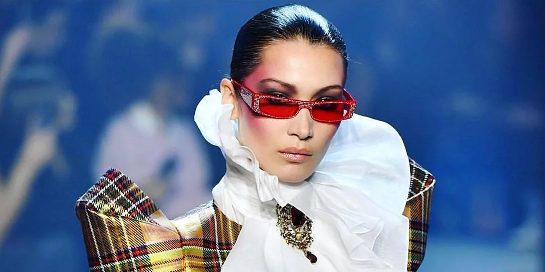 Bella Hadid | Φωτογραφίζεται γυμνή αγκαλιά με το νέο της σκυλάκι