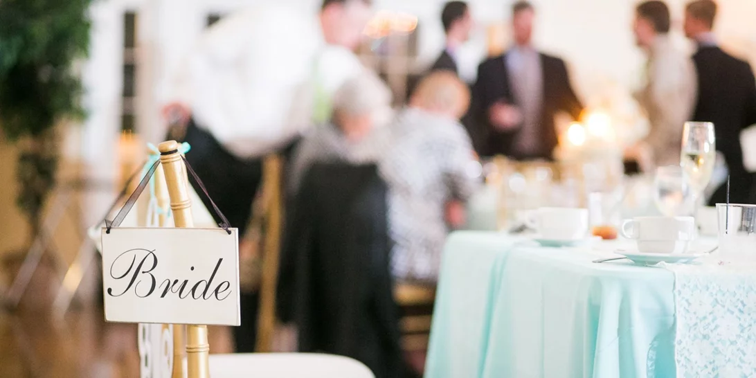 10 φαγητά που ΔΕΝ πρέπει να σερβίρεις στο γαμήλιο τραπέζι σου