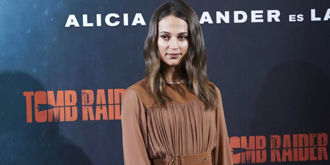 H Alicia Vikander μας δείχνει πώς φοριέται το total brown με τον καλύτερο τρόπο