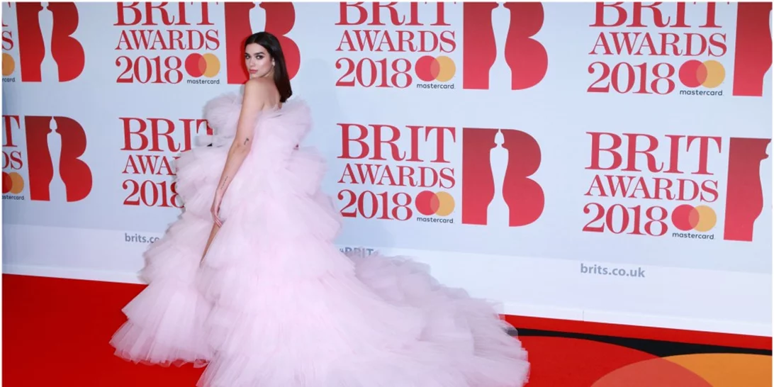 BRIT Awards 2018 | Ένα λαμπερό κόκκινο χαλί γεμάτο λευκά τριαντάφυλλα