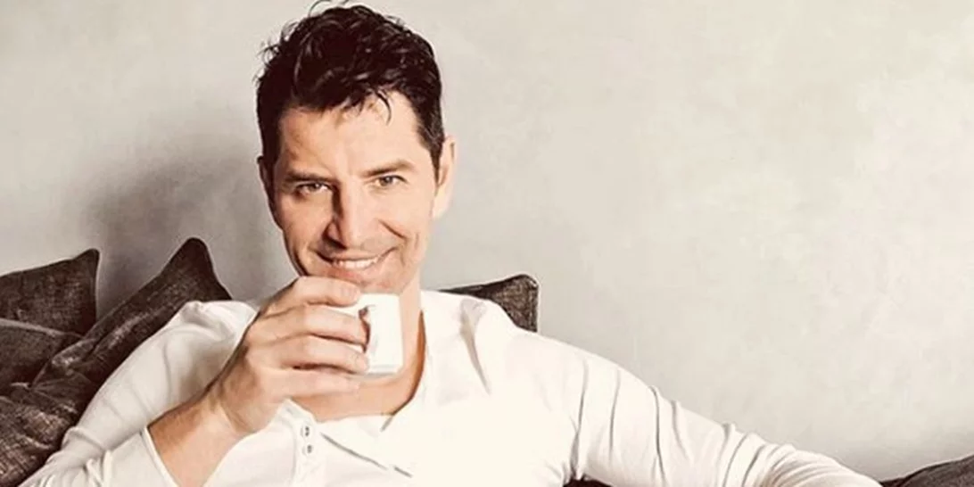 Σάκης Ρουβάς | Γυμνάζεται ημίγυμνος και μας κολάζει!