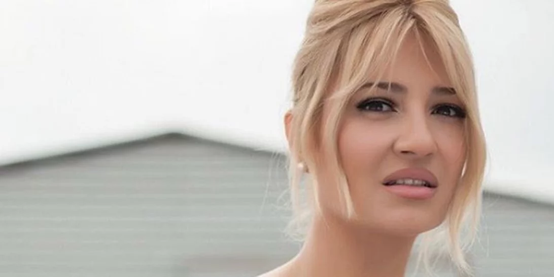 Φαίη Σκορδά | Βόλτα με τα παιδιά της στην Βουλιαγμένη