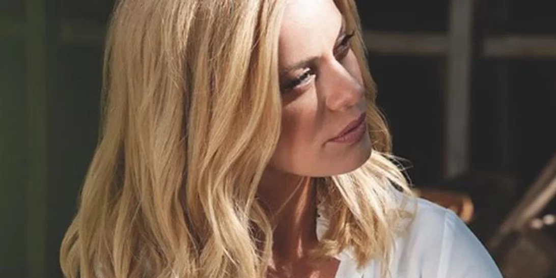 Ζέτα Μακρυπούλια | Ποζάρει χαμογελαστή και αναπολεί το καλοκαίρι!