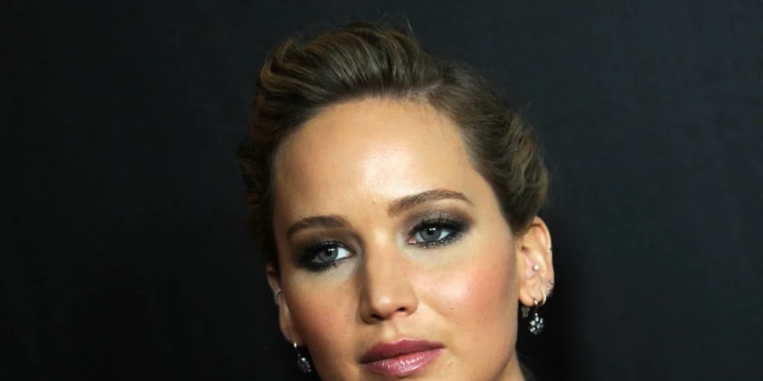 Ξέχνα το φόρεμα - Ας μιλήσουμε για το φανταστικό makeup look της J. Lawrence σε αυτή την εμφάνιση