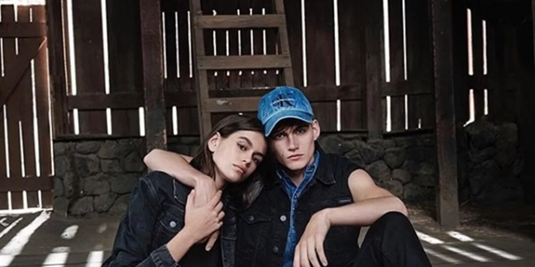 Kaia Gerber | Ο αδερφός της την έκανε τατουάζ στο μπράτσο