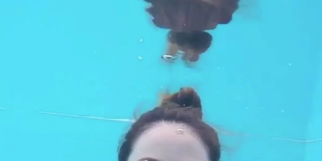 Αυτή η γυναίκα βάφεται μέσα στο νερό (!) Άραγε θα κάνει τάση το under water makeup tutorial;