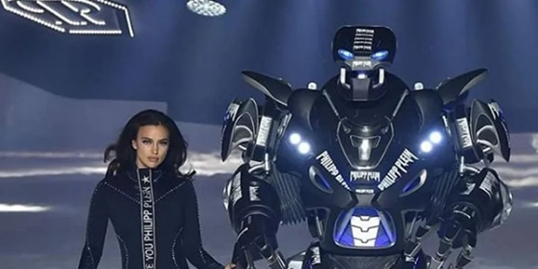 Irina Shayk | Περπάτησε στην πασαρέλα με ένα ρομπότ!