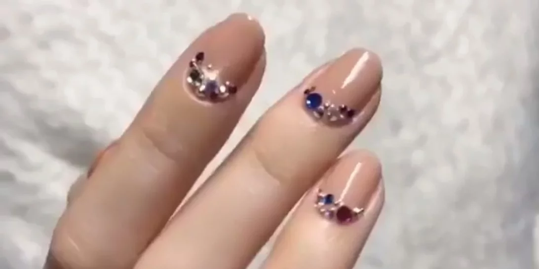 Το σχέδιο για νύχια με nude χρώμα που θα θες να κάνεις αμέσως τώρα