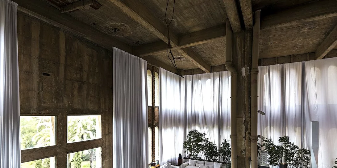 Στοιχειωμένο εργοστάσιο στη Βαρκελώνη μεταμορφώνεται σε εντυπωσιακή έπαυλη