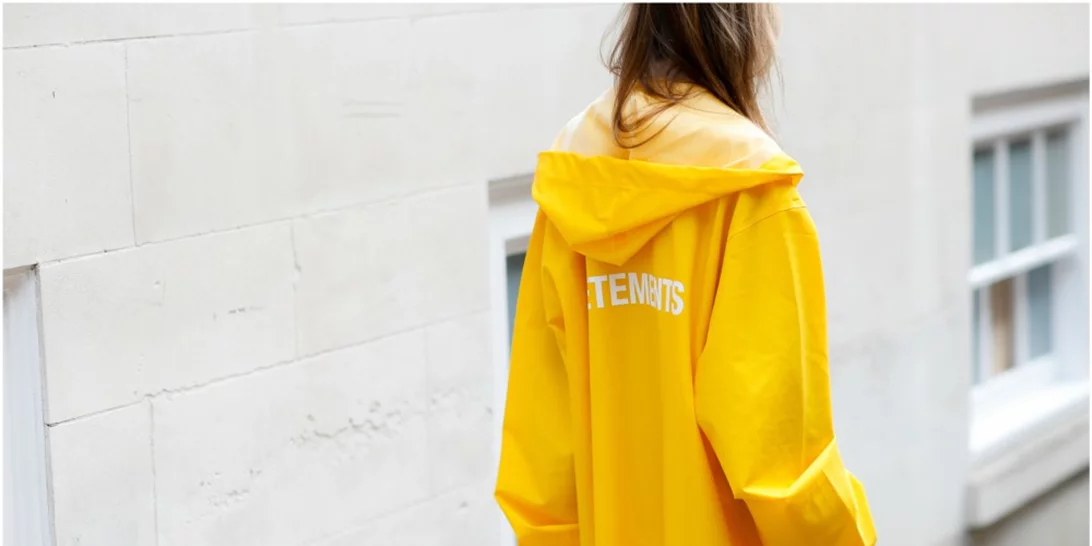 Αδιάβροχο παλτό | 5 κομψές ιδέες για να το φορέσεις με κάθε σου outfit