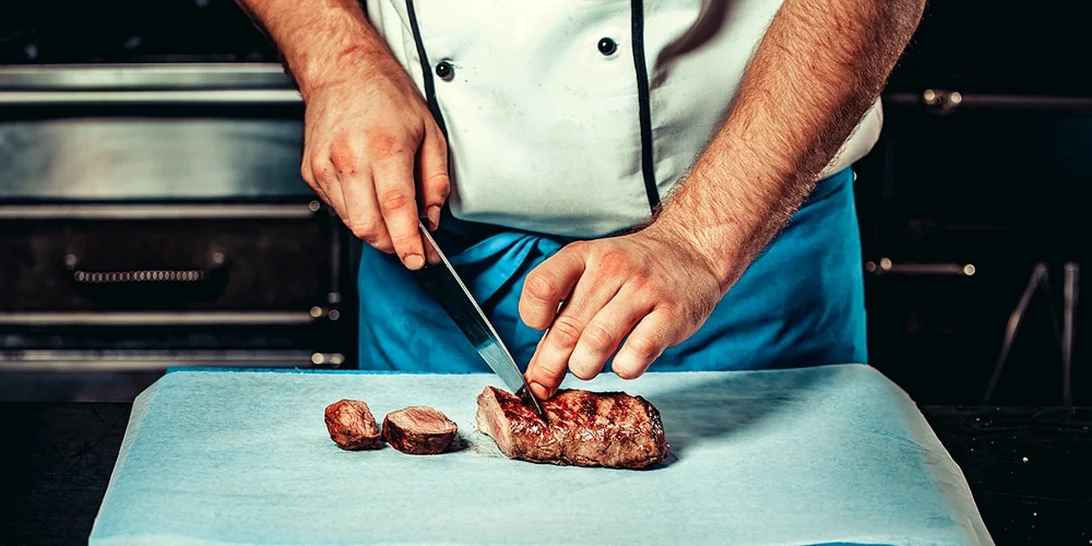 Ο σωστός τρόπος για να ψήσεις μια ζουμερή μπριζόλα είναι το reverse searing