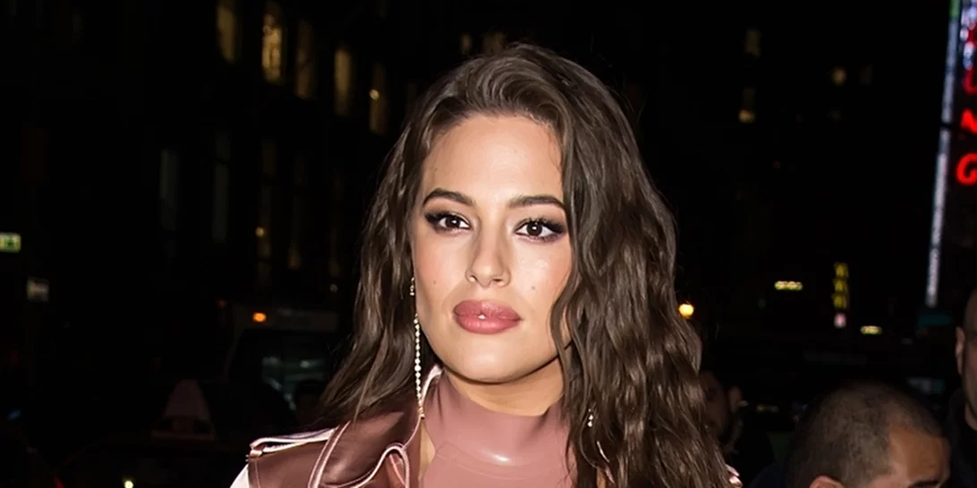 Ashley Graham | Δείχνει πώς να φορέσεις σατέν αν είσαι ζουμερή όπως εκείνη!