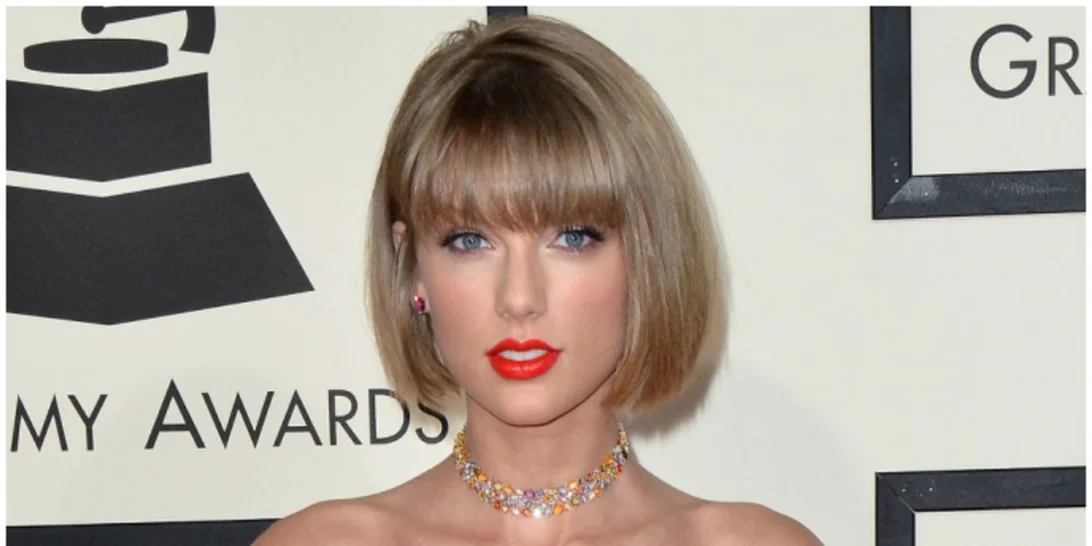 (Ακόμη και) η γάτα της Taylor Swift αντιγράφει την πόζα της Victoria Beckham!