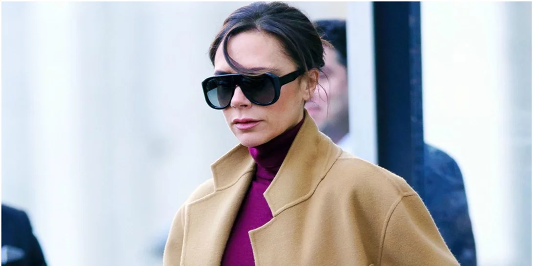 Victoria Beckham | Δείχνει το... νέο τρόπο να κρατάς το clutch!