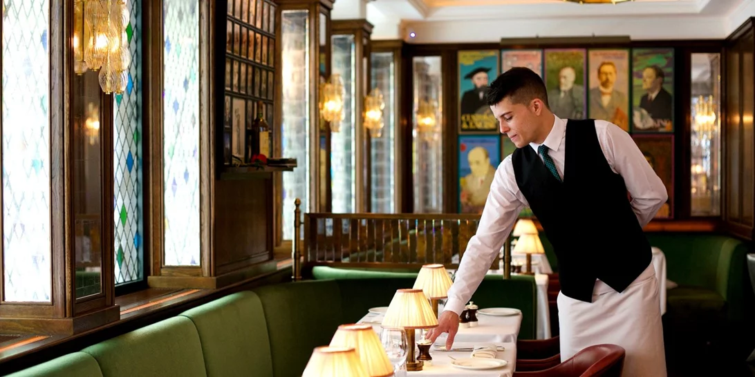 Πώς να συμπεριφέρεσαι σωστά στο service ενός εστιατορίου