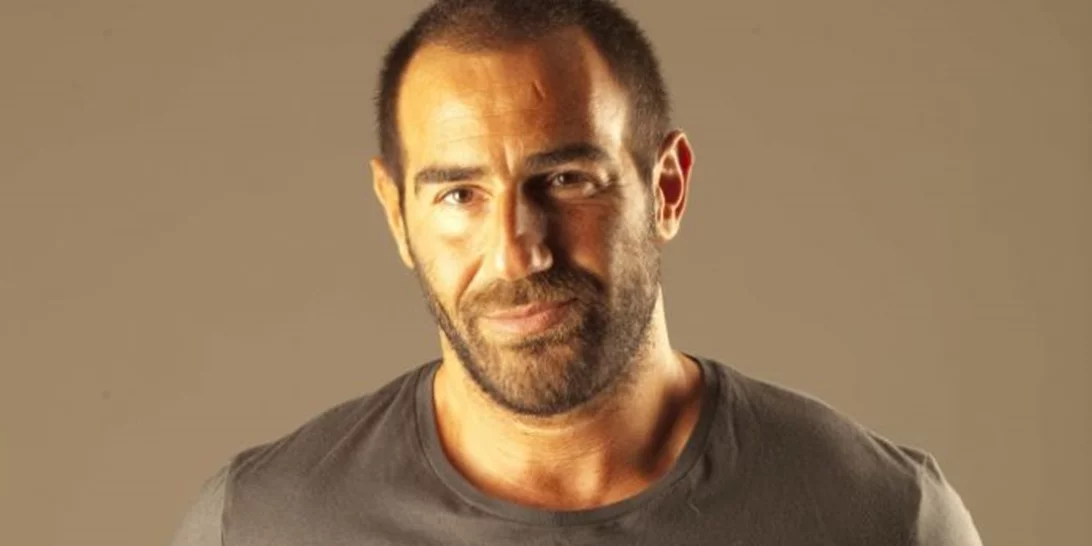 Ο Αντώνης Κανάκης με το Βινύλιο στην ΕΡΤ | Τι είναι υποχρεωμένος να θυσιάσει ο παρουσιαστής αν δεχτεί την πρόταση