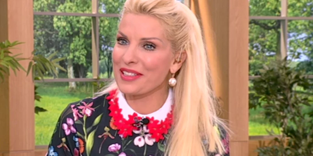 Ελένη Μενεγάκη | «Εγώ τον έρωτα τον δοξάζω καθημερινά»