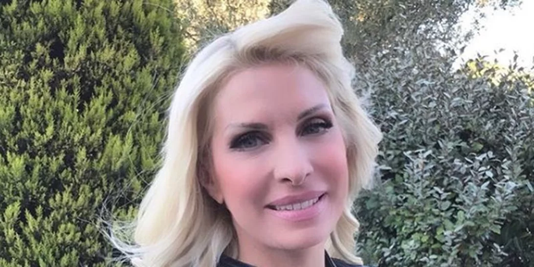 Ελένη Μενεγάκη | Ποζάρει χωρίς μακιγιάζ και με casual look