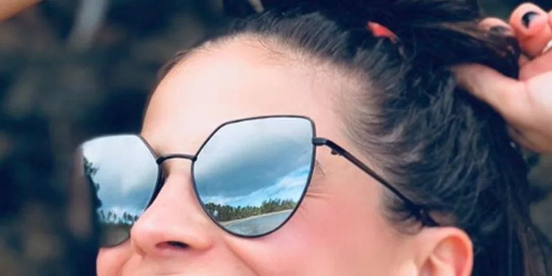 Χριστίνα Μπόμπα | Ποζάρει χαμογελαστή αγκαλιά με έναν πανέμορφο σκύλο