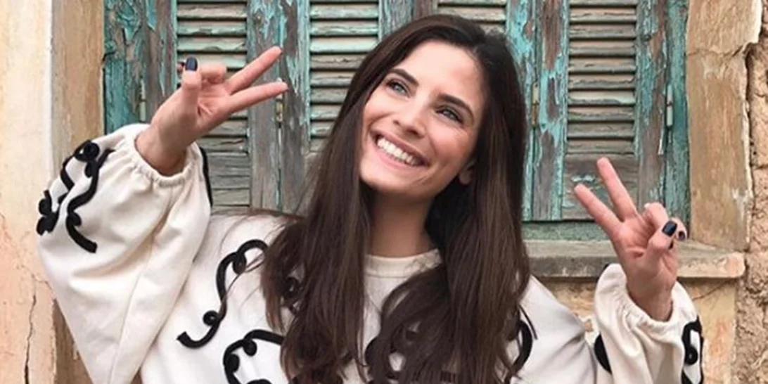 Χριστίνα Μπόμπα | Ποζάρει χαμογελαστή στην παραλία και μας ξετρελαίνει!