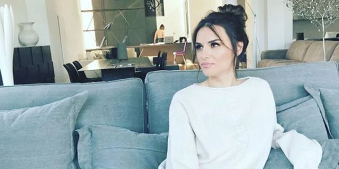 Ελένη Τσολάκη | Ποζάρει στο κρεβάτι χωρίς μακιγιάζ