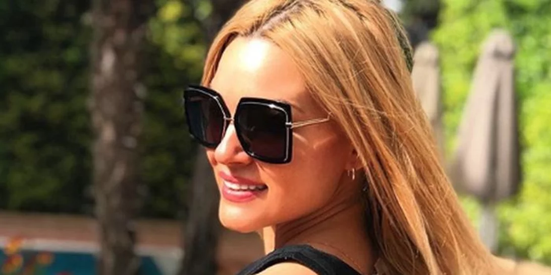 Βίκυ Κάβουρα | Ποζάρει χωρίς ίχνος μακιγιάζ