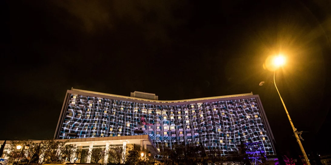 Τι ήταν τελικά εκείνη η παράξενη προβολή στο Hilton;