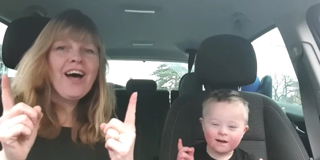 Αυτό είναι το πιο συγκινητικό Carpool Caraoke που είδαμε ποτέ