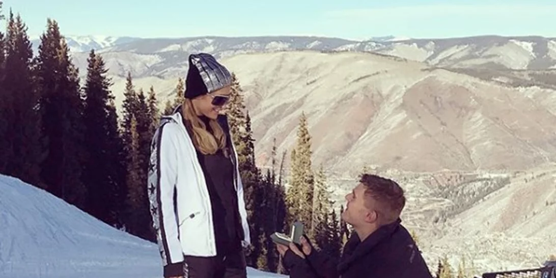 Η Paris Hilton ετοιμάζεται να ανέβει τα σκαλιά της εκκλησίας τον χειμώνα