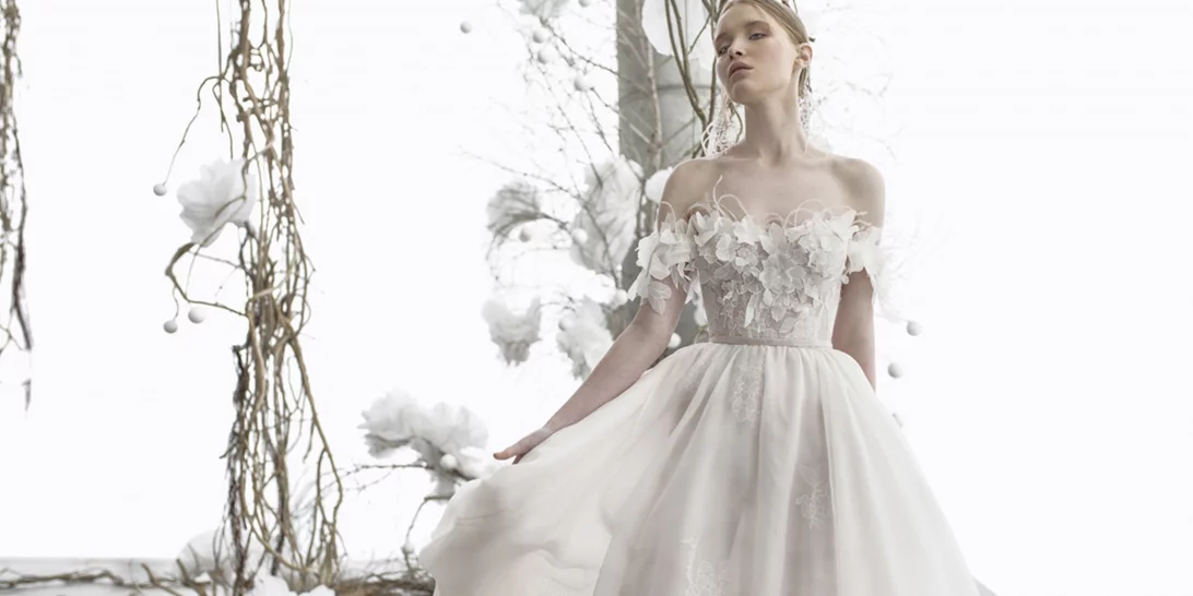 3D λουλούδια, πέρλες και άλλα micro trends στα πιο εντυπωσιακά νυφικά της σεζόν
