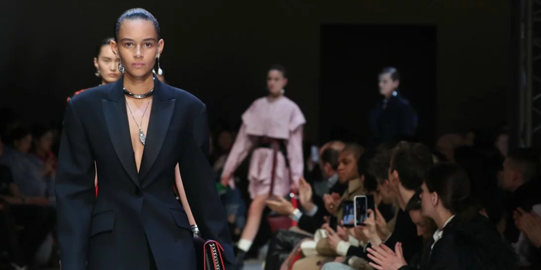 Οι καλεσμένοι στο show του Alexander McQueen είχαν το πιο έξυπνο και ιδιαίτερο δώρο!