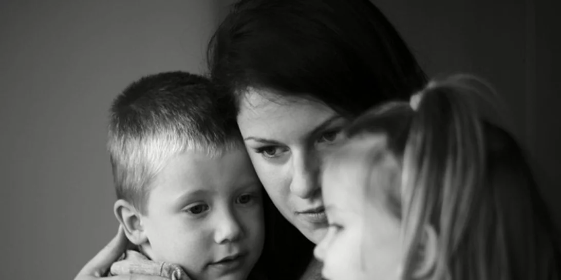 Αναρωτιέμαι: Πώς μεγαλώνει κανείς παιδιά σε μια τόσο γκρίζα πραγματικότητα;