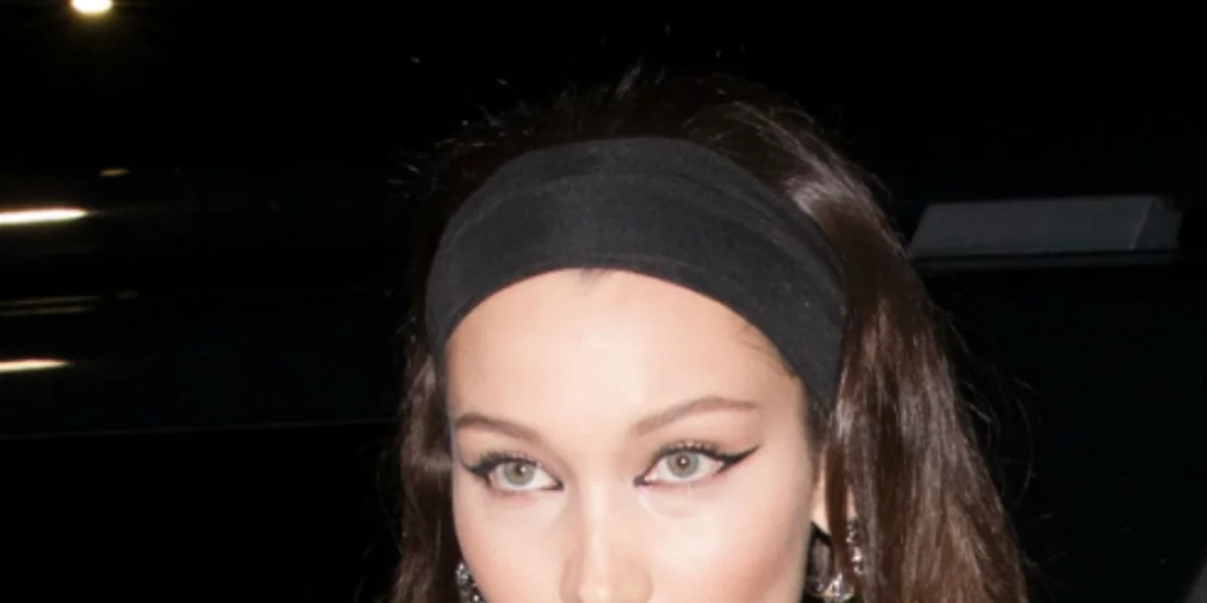 Η Bella Hadid υιοθέτησε σε ένα look δύο από τις μεγαλύτερες beauty τάσεις της σεζόν