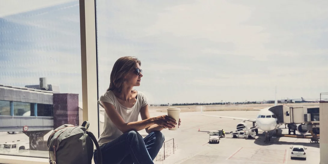 Πώς να χωρέσεις πολλά πράγματα σε μικρή βαλίτσα;  Αυτή η vlogger χωρά 100 items σε μία χειραποσκευή